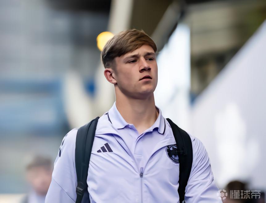曼联青训中卫也没人了，中场小将思韦茨首次入选一线队名单
