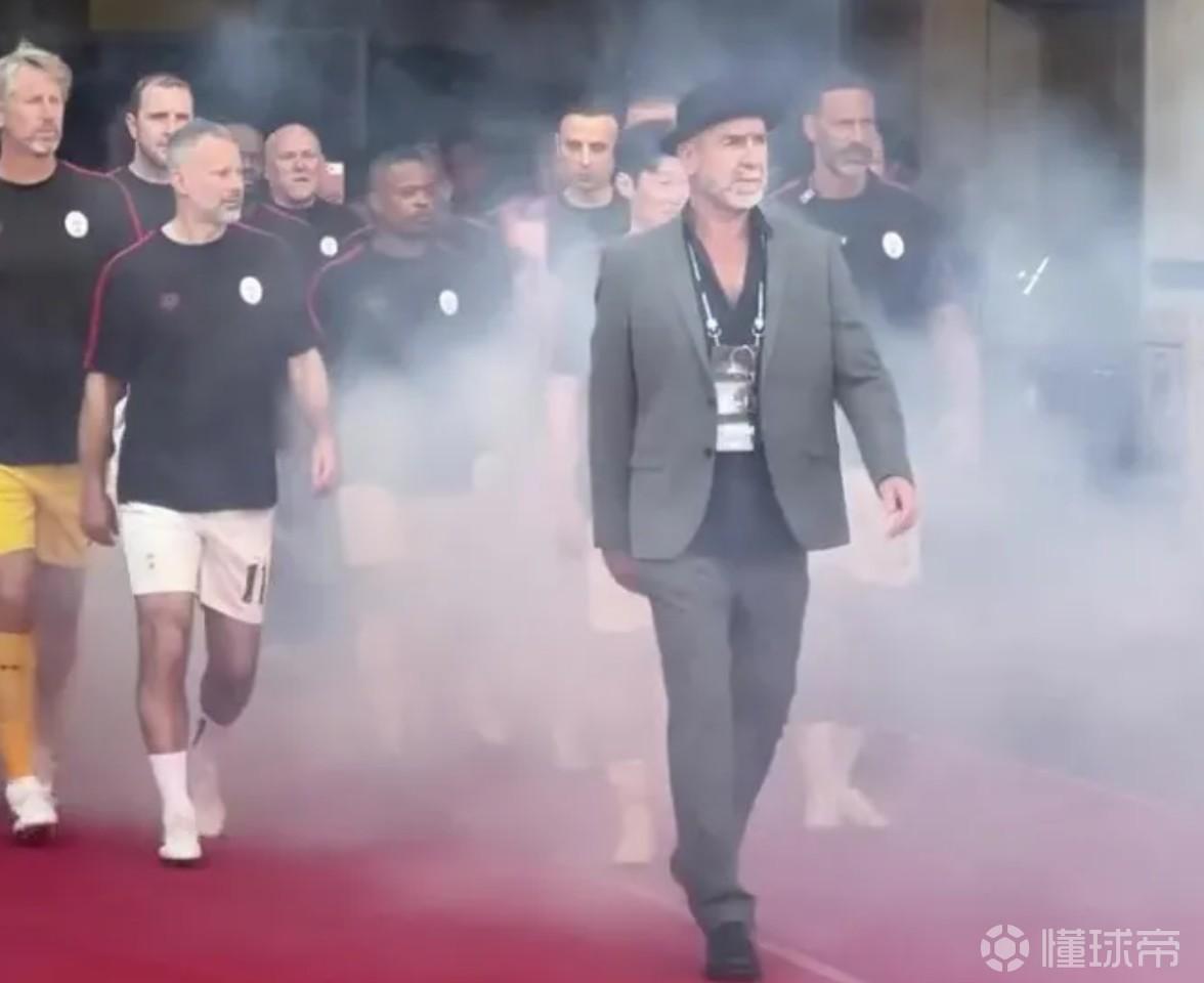 曼联传奇球员在韩进行友谊赛，坎通纳出场时西装革履派头十足