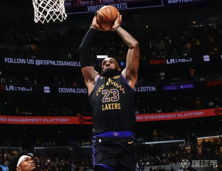 超越贾巴尔，詹姆斯创NBA历史季后赛41岁以上球员单场得分新高