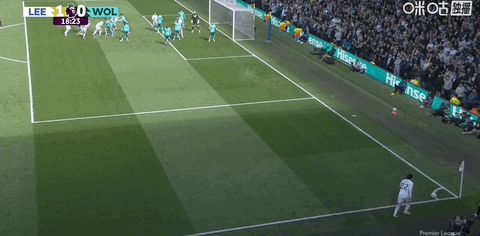 半场：利兹联2-0狼队，利兹联一分钟两球，贾斯廷倒钩破门