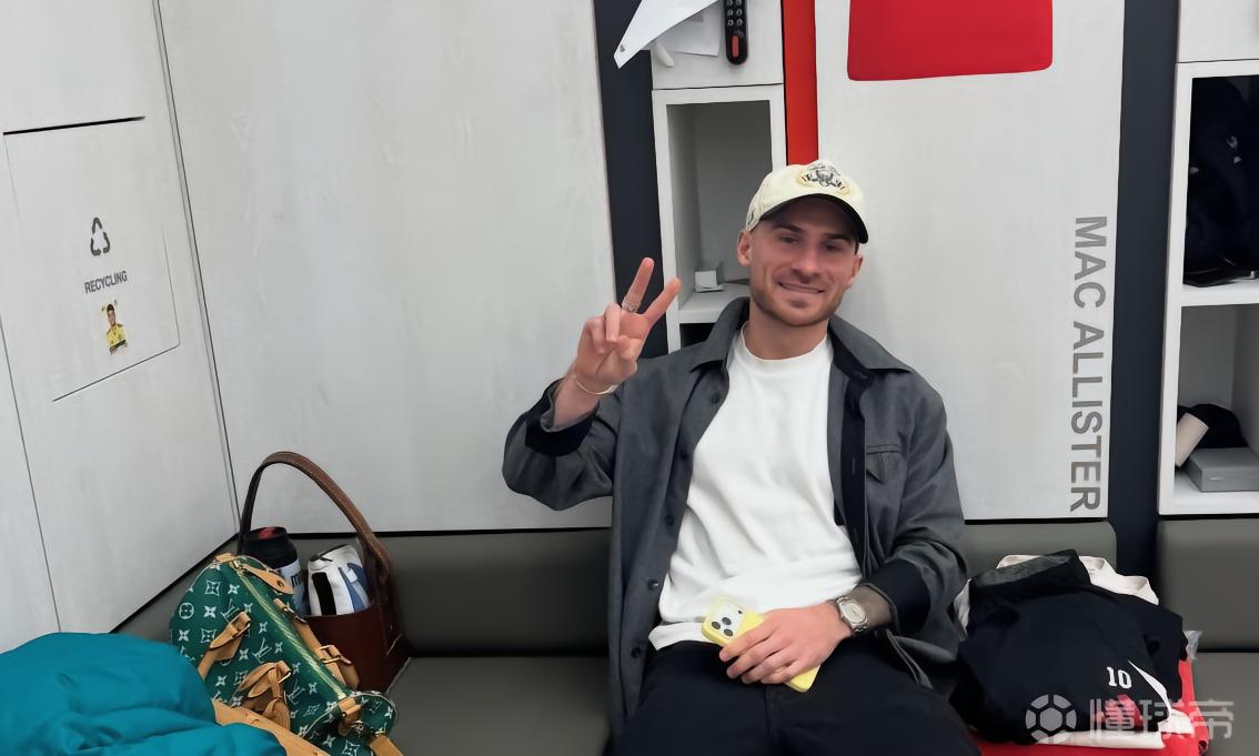 念念不忘，利物浦更衣室垃圾箱上贴着一张迪亚斯的贴纸