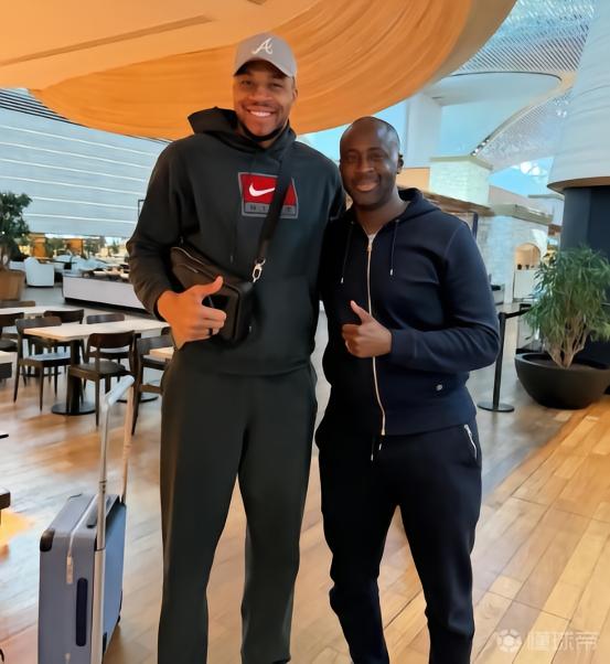 亚亚-图雷晒与字母哥合照：我的朋友让我看起来很渺小