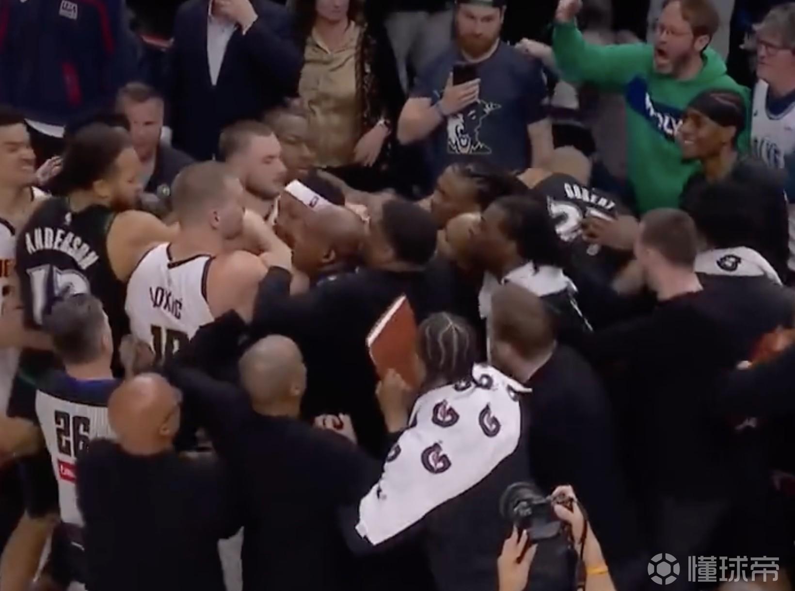 输急眼了？麦丹1.3秒上空篮，约基奇狂奔半场追人引发大冲突